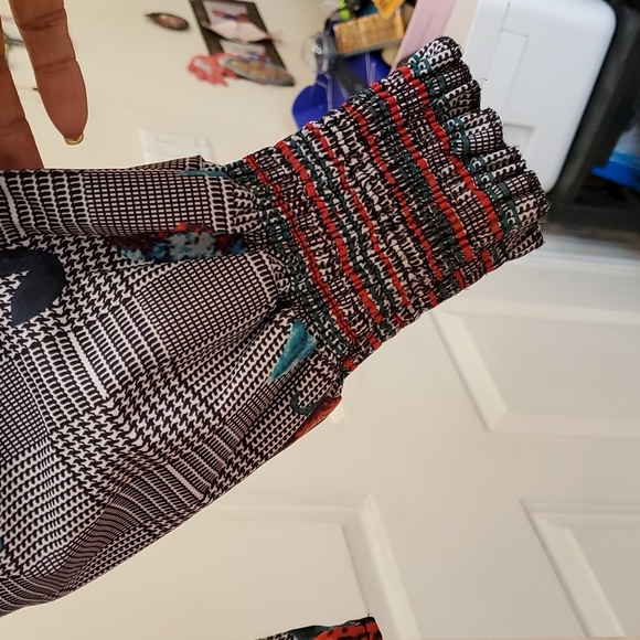 Blouse elastic neck. - Picture 3 of 6